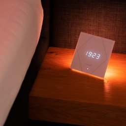 Jedno urządzenie nieskończoność możliwości - budzik, lampka nocna, 5 pól programowalnych wywołujące funkcje domu inteligentnego itp.
