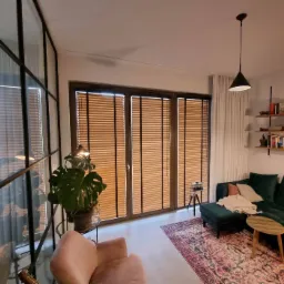 Zaluzje bambudowe na drabince taśmowej olamelach 50 mm.