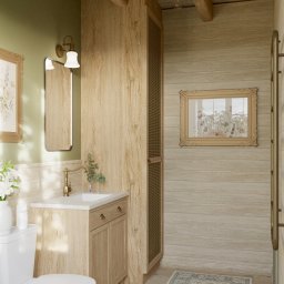 Marta Rudnicka (Rudnicka Interiors) - Rustykalna łazienka z oliwkowozieloną ścianą akcentową, drewnianymi panelami i belkami sufitowymi. Widoczna toaleta, szafka z umywalką, mosiężna armatura i lustro.