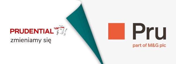 Dwa logotypy firm finansowych: Prudential z lewej strony i Pru part of M&G plc z prawej strony, oddzielone zielonym kształtem przypominającym odklejającą się naklejkę.