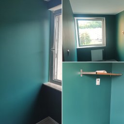 Piorunbud - Ściana pomalowana na turkusowo, widok na okno, grzejnik, fragment półki z rolką papieru i gniazdko elektryczne w trakcie montażu.
