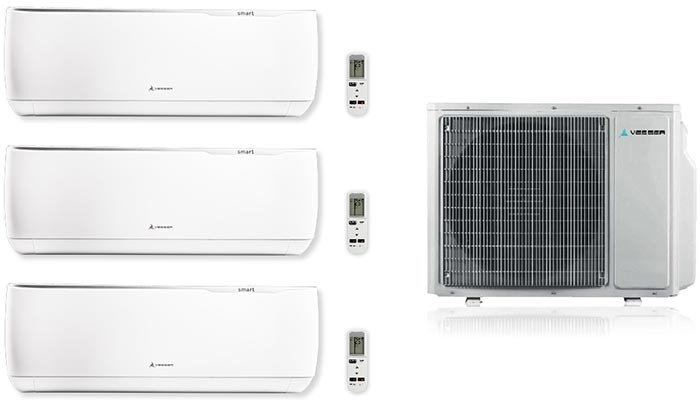 Zestaw klimatyzacji: trzy białe jednostki wewnętrzne z pilotami oraz jednostka zewnętrzna marki Veessa na białym tle z delikatnym odbiciem.