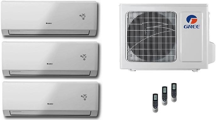 Zestaw klimatyzacji Gree: trzy jednostki wewnętrzne, jednostka zewnętrzna i trzy piloty, prezentowane na białym tle.
