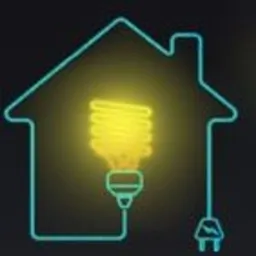 Stylizowana ikona domu z żarówką energooszczędną wewnątrz, podświetlona na żółto, z kablem i wtyczką, na ciemnym tle, symbolizująca elektryczność w domu.