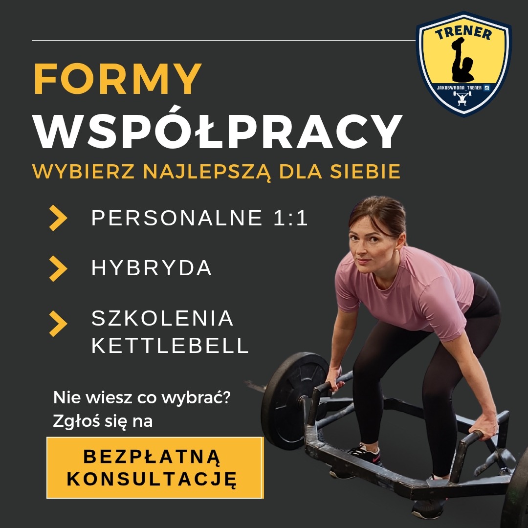 Kobieta w różowej koszulce podnosi ciężar na tle grafiki z ofertą treningów personalnych, hybrydowych i szkoleń kettlebell. Bezpłatna konsultacja.