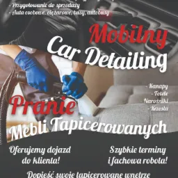 Plakat reklamowy z dłońmi w niebieskich rękawicach czyszczącymi tapicerkę meblową odkurzaczem piorącym, z napisem 'Pranie Mebli Tapicerowanych' i informacjami o ofercie, dojeździe do klienta...