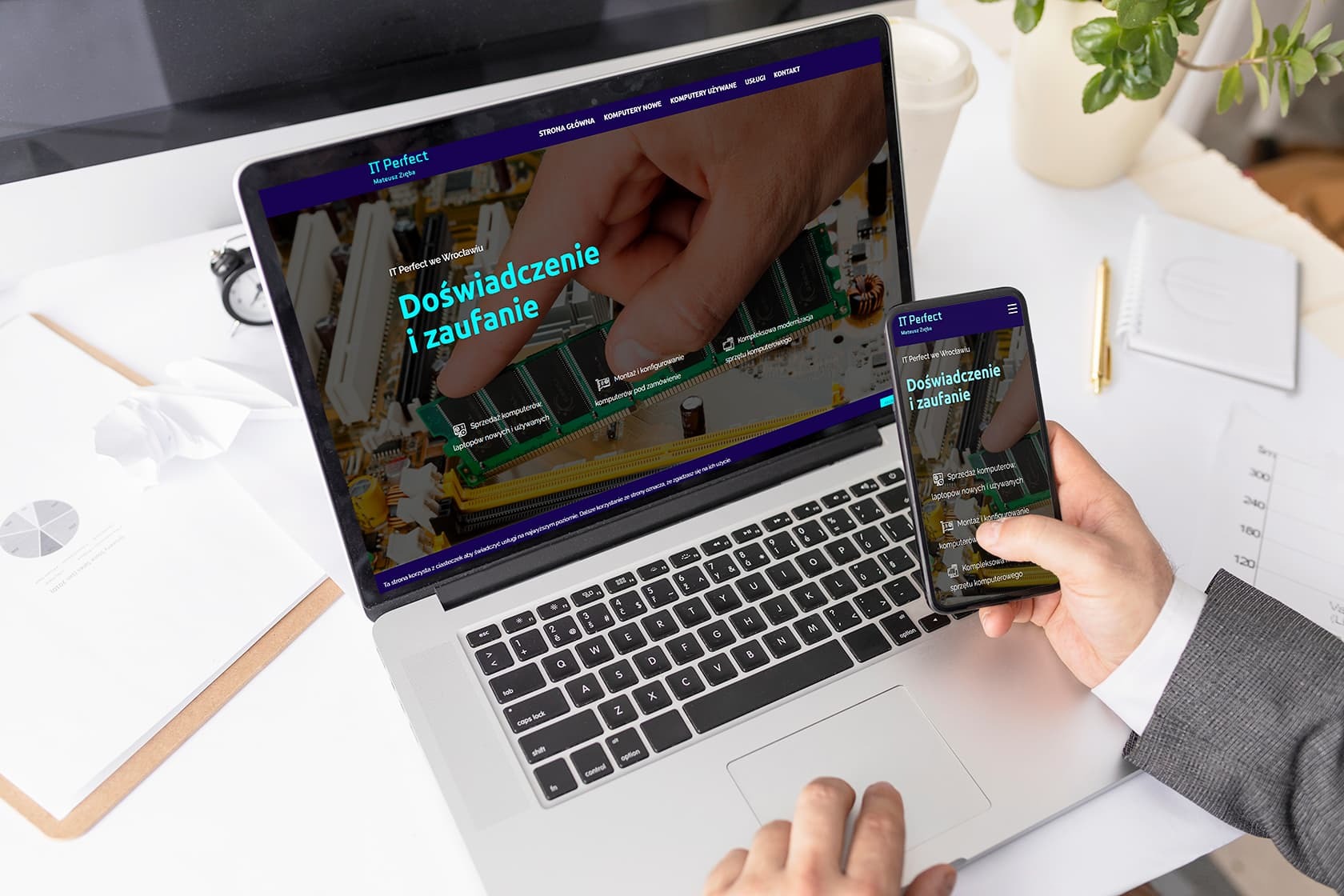Laptop i smartfon wyświetlające stronę internetową firmy IT Perfect z Wrocławia, prezentującą hasło 'Doświadczenie i zaufanie' oraz ofertę sprzedaży i modernizacji komputerów.