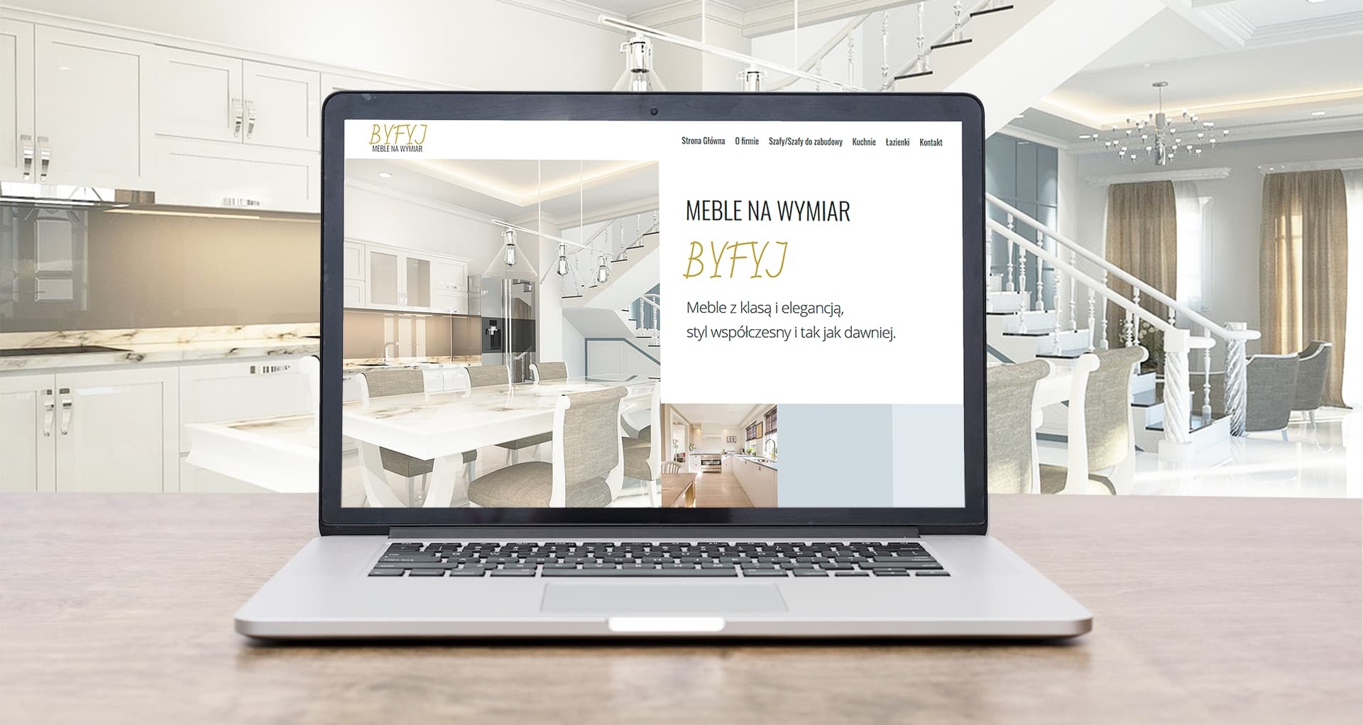 Laptop wyświetla stronę internetową firmy meblarskiej 'BYFYJ', prezentującą aranżacje wnętrz z meblami na wymiar, w tle widoczna część kuchni i schody.
