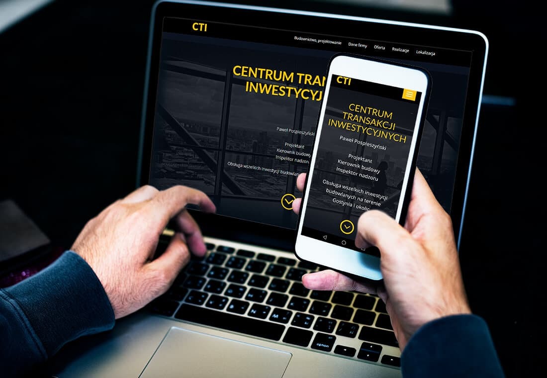 Prezentacja responsywnej strony internetowej na laptopie i smartfonie, widok z bliska na ręce użytkownika przeglądającego witrynę firmy CTI.