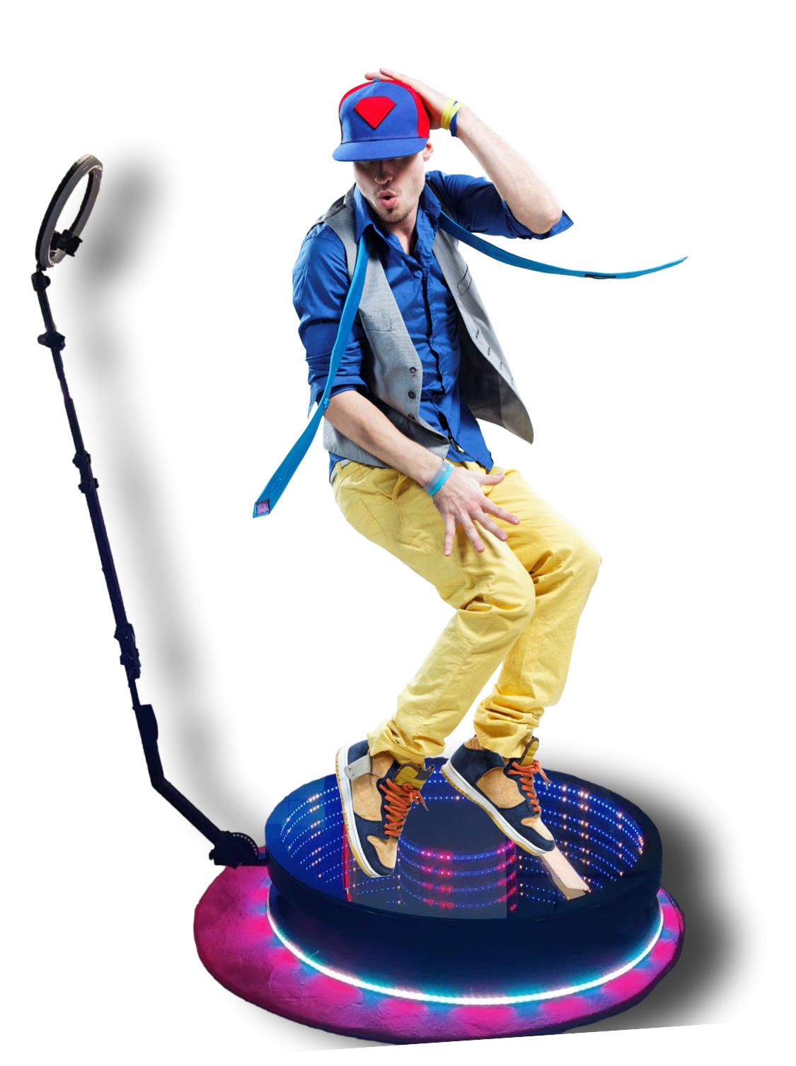 Mężczyzna w ruchu na obrotowej platformie 360 z oświetleniem LED i ring light, ubrany w niebieską koszulę, szarą kamizelkę i żółte spodnie.