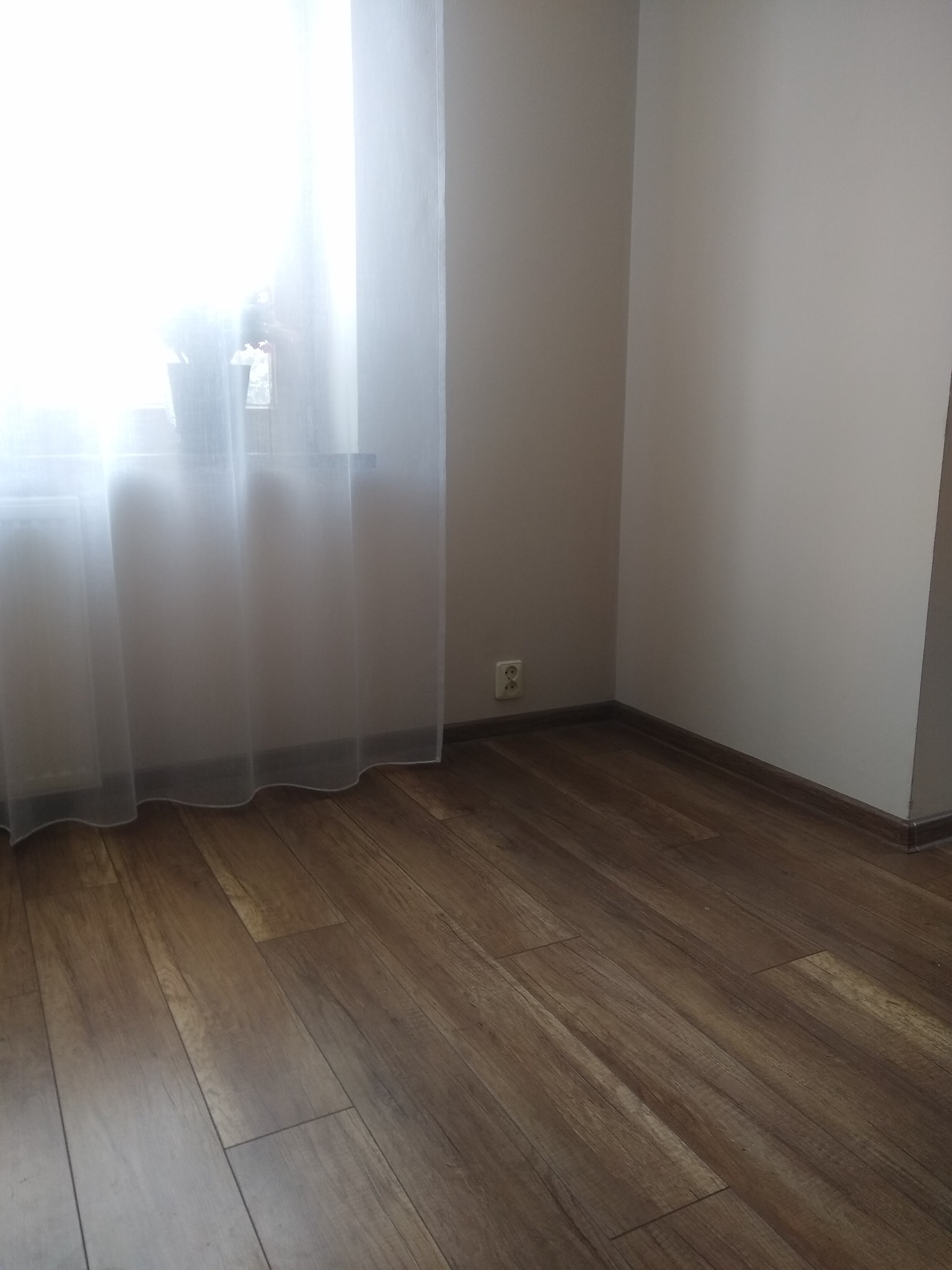 Poprawki na ścianach plus malowanie oraz położenie paneli.