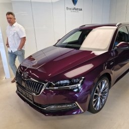 PW Kamel Jan Hadam - My zdecydowaliśmy się na zakup pięknej fioletowej Skody Superb z rudą skórą. To takie moje wymarzone :)