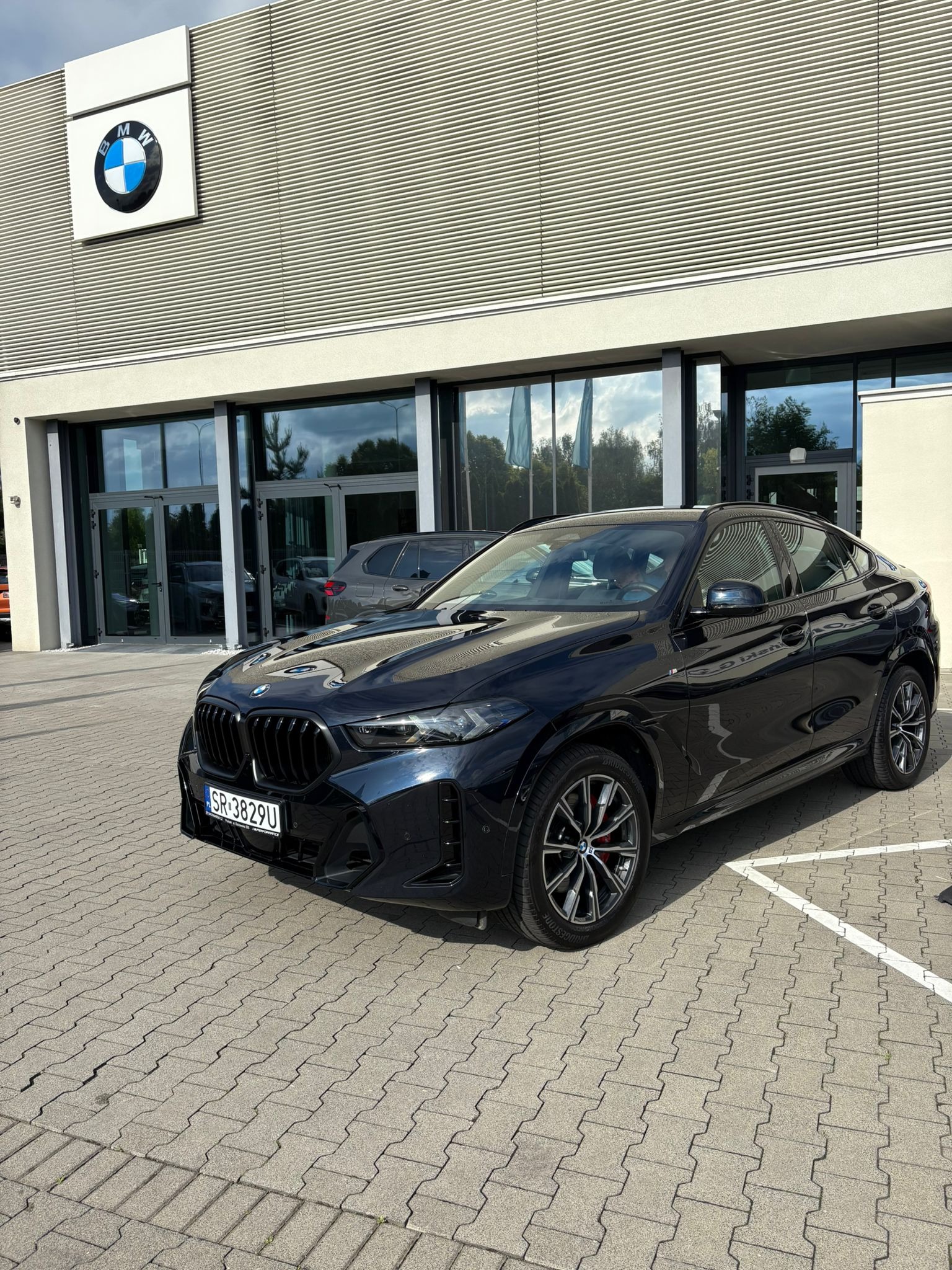 Pani Daniel jeździ BMW X6 w najwyższym wyposażeniu. Nawel syn klienta otrzmymał piękny prezent .