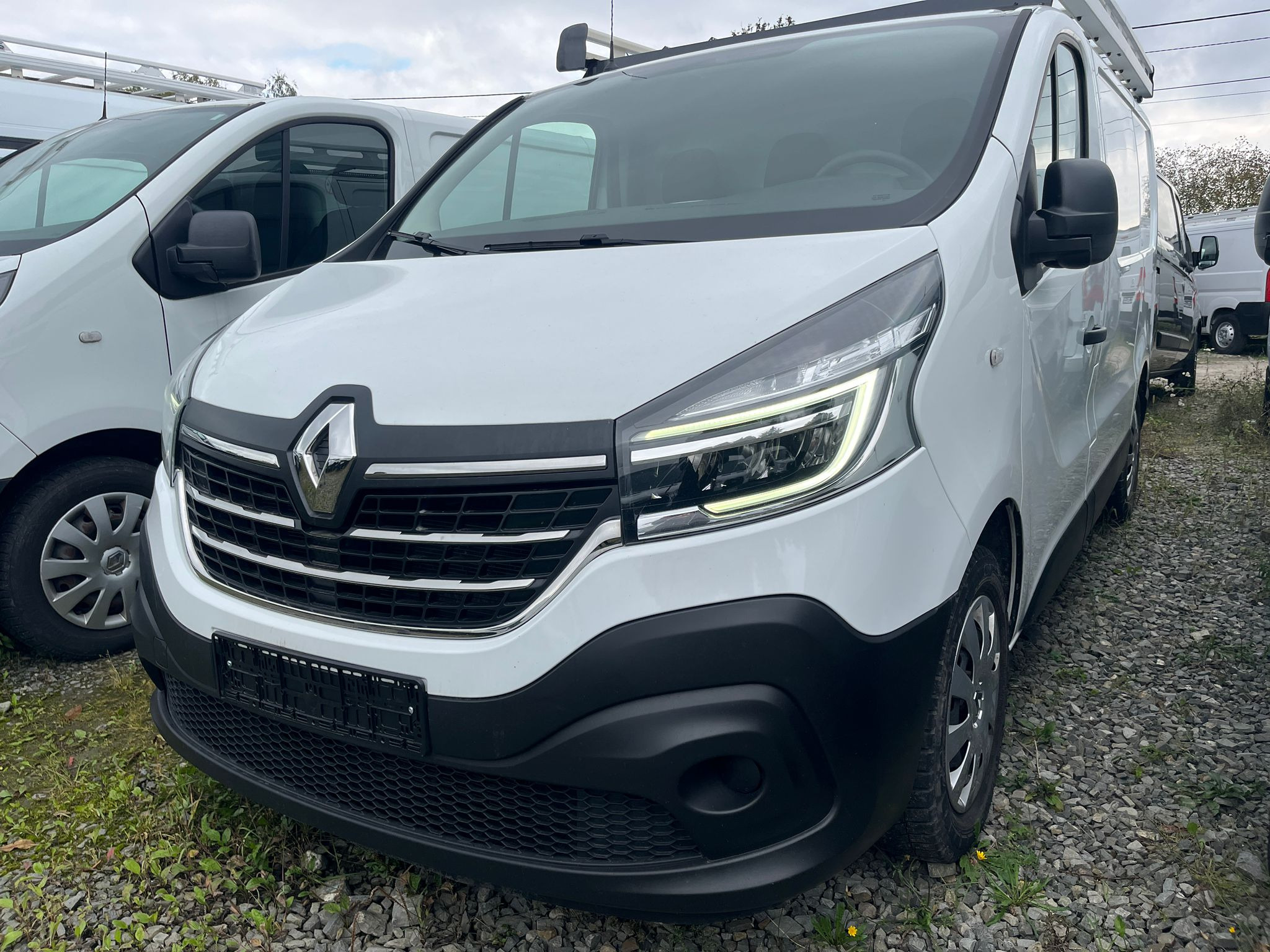 Samochód bardzo się spodobał klientom . Umowa podpisana teraz reszta formalności i samochód jedzie do klientów