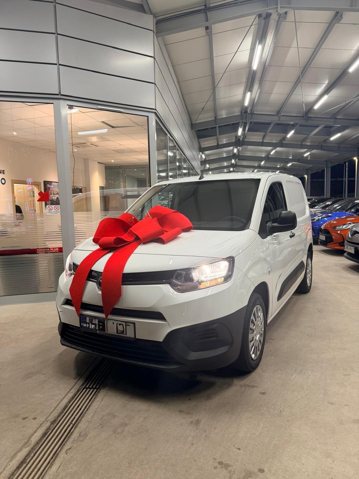 Toyota już dotarła do klienta . Nowy właściciel bardzo się nią zachwyca.