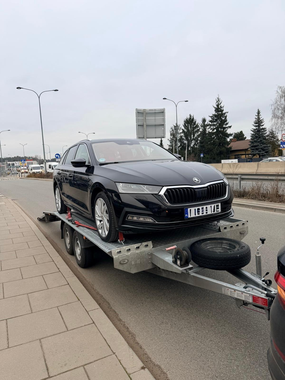 Skoda już jedzie na lawecie do nowego właściciela który nie może się doczekać przejażdżki nią.