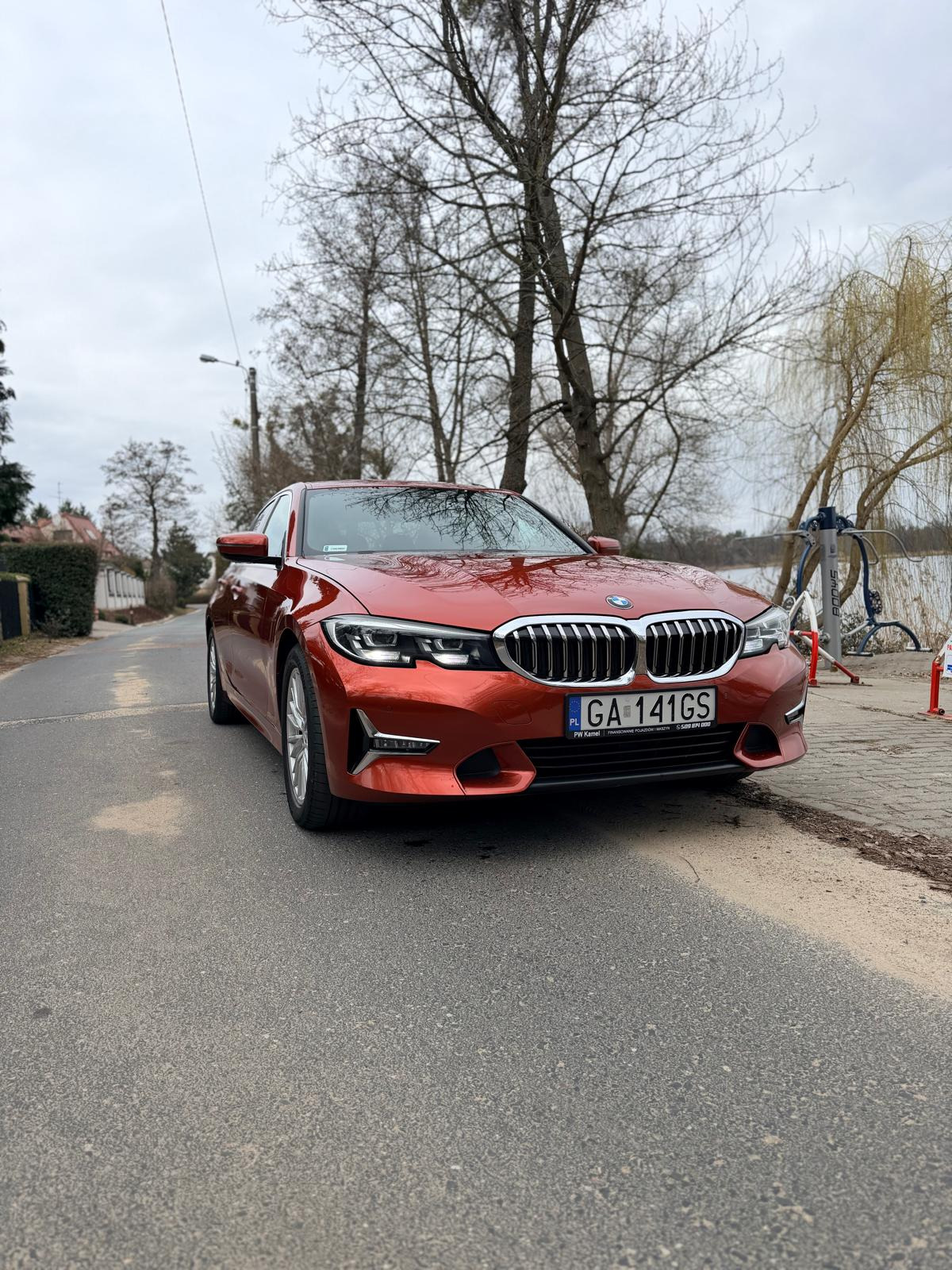 Piękne pomarańczowe BMW w drodze do właściciela.