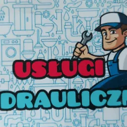 Grafika reklamowa usług hydraulicznych z uśmiechniętym hydraulikiem trzymającym klucz i skrzynkę narzędziową na tle zarysów urządzeń sanitarnych.
