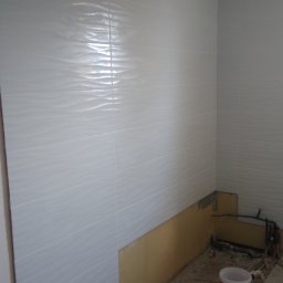 Łazienka odbudowa ścian z GK układanie płytek 