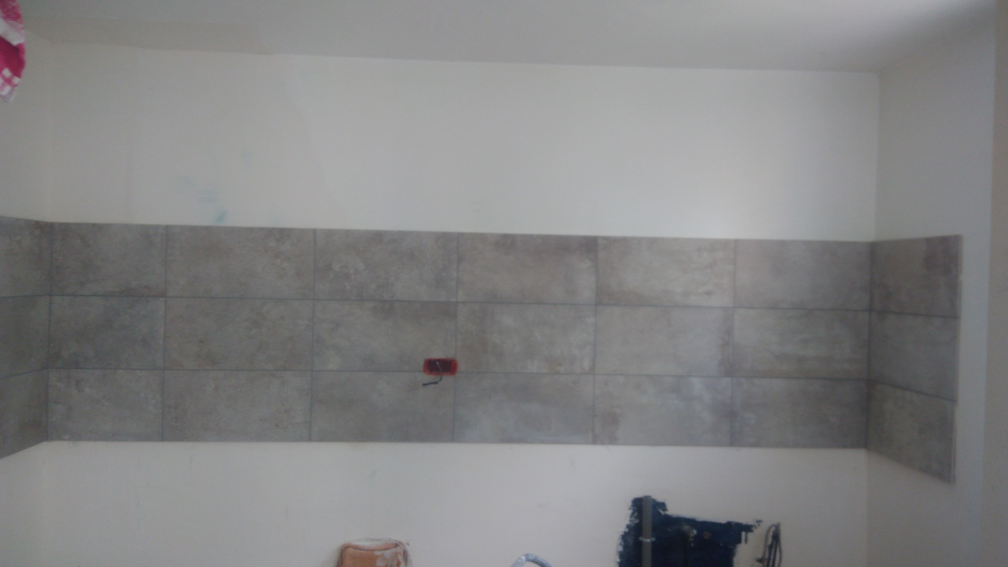 Kuchnia wykonane prace to demontaż komina w lewym róg wyrównanie ścian położenie tapety i płytek malowanie