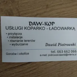 Wizytówka firmy DAW-KOP oferującej usługi koparko-ładowarką, w tym przyłącza, instalacje, równanie terenów i wyburzanie, z siedzibą w Gorzowie i okolicach, kontakt do Dawida Piotrowskiego.