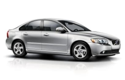 Srebrny samochód osobowy marki Volvo, model S40, na białym tle z delikatnym odbiciem.