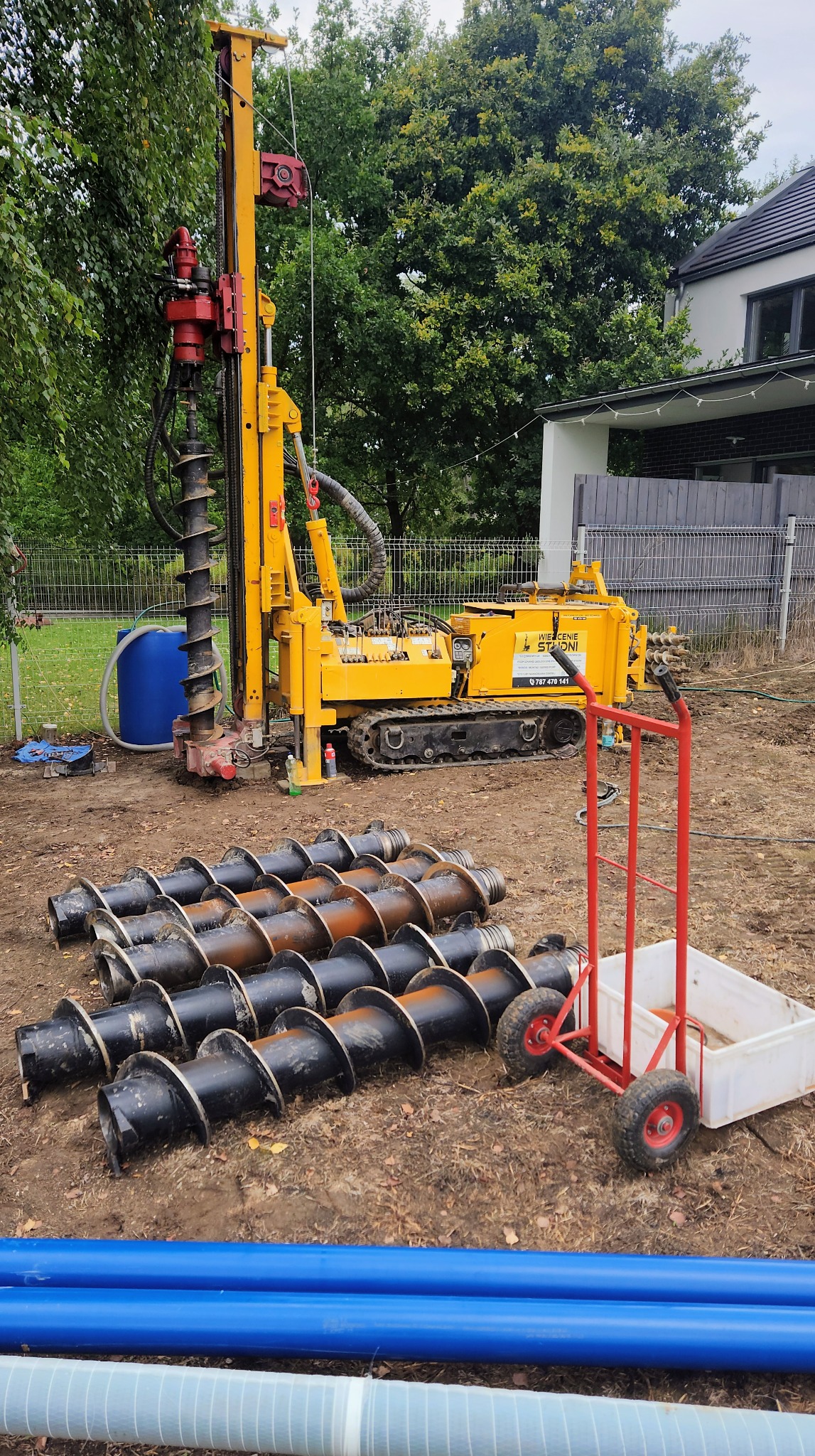 Wiercenie studni metodą na sucho w rurach przelotowych.