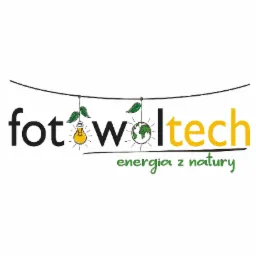 Logo firmy FotWoltech z napisem energia z natury, stylizowane z żarówką i globusem.