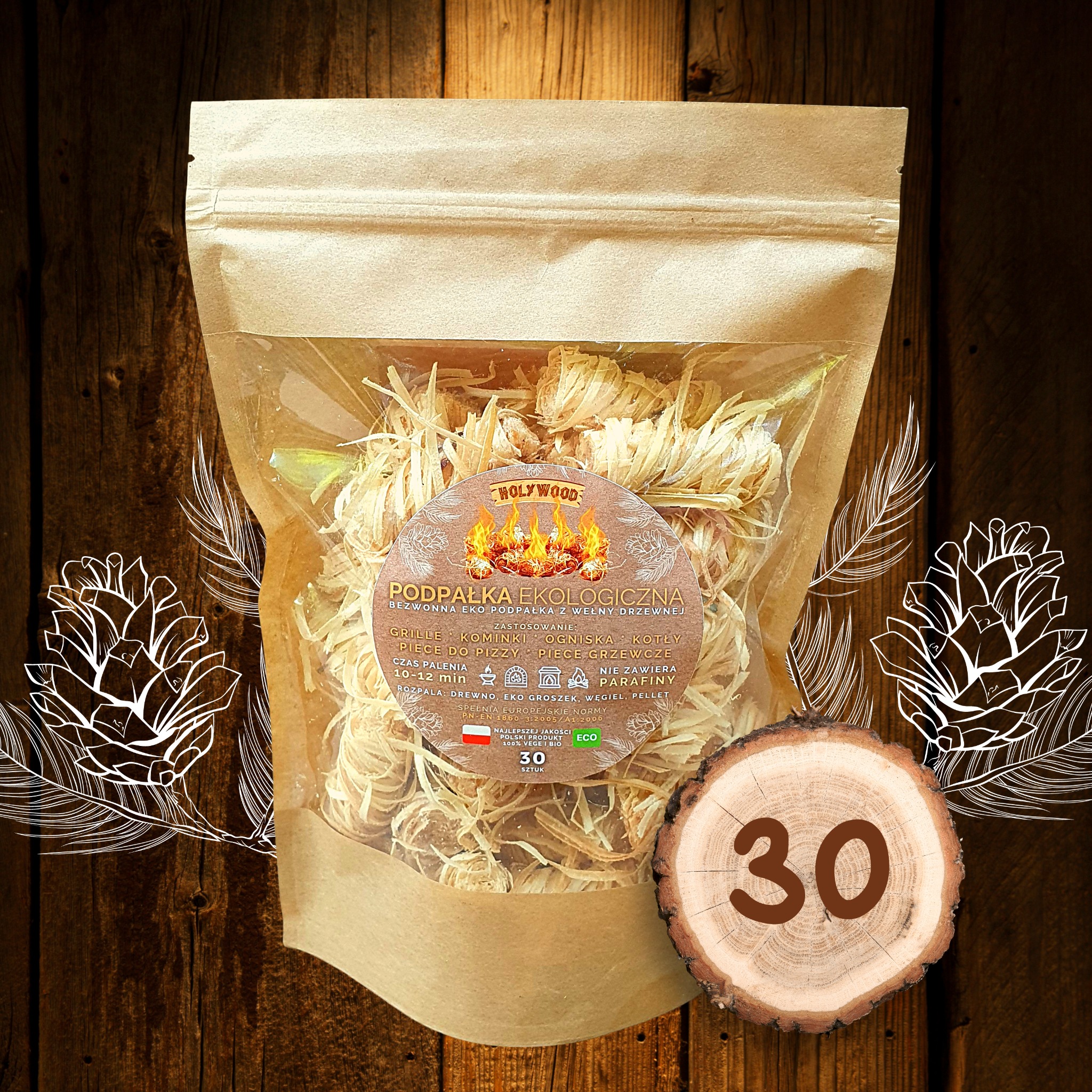 Ekologiczna podpałka do grilla, kominka i pieca w przezroczystym opakowaniu na tle drewnianej ściany, z grafiką szyszek i drewnianego krążka z liczbą 30.