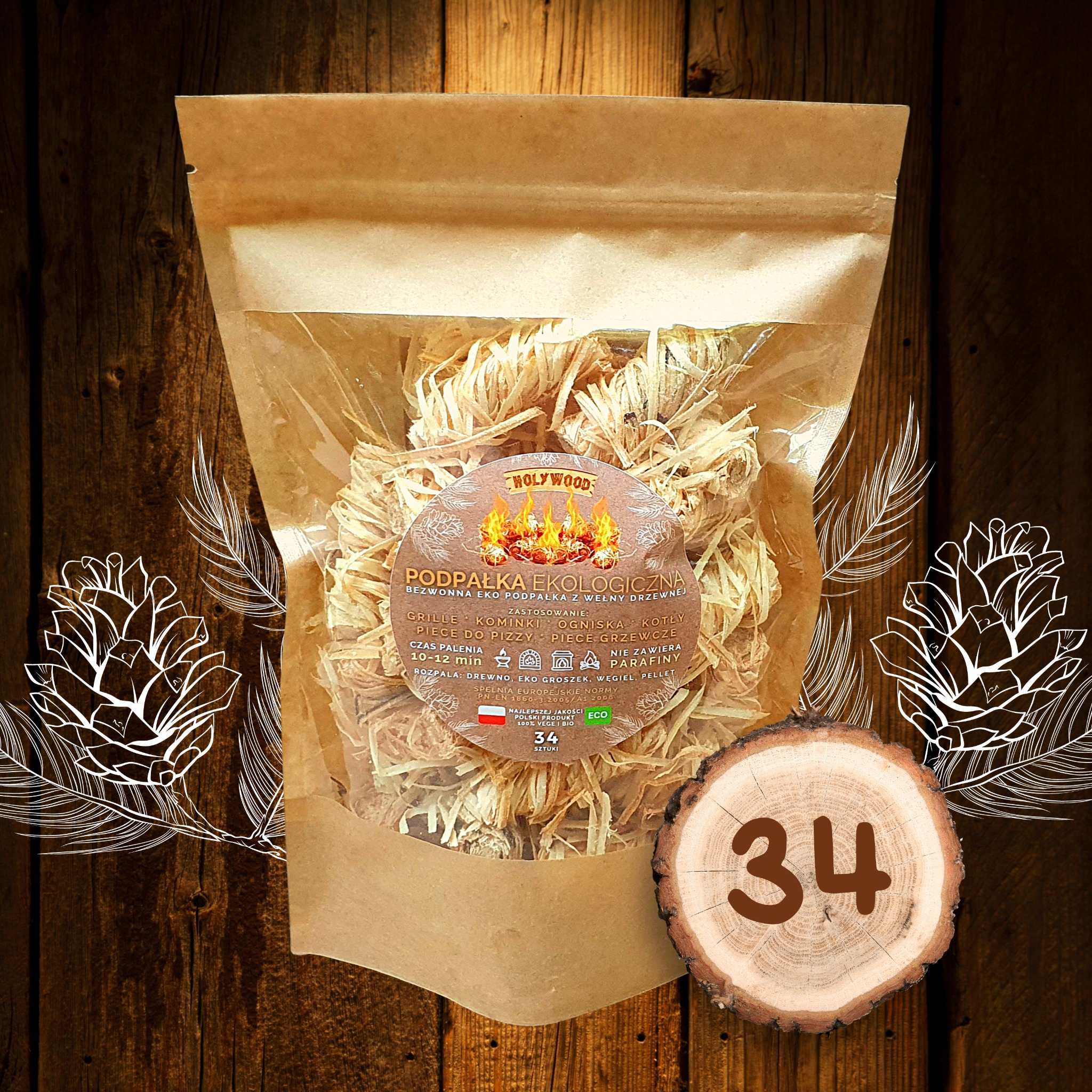 Ekologiczna podpałka do grilla, kominka i ogniska z wełny drzewnej w przezroczystym opakowaniu na tle drewnianych desek z grafiką szyszek i plasterka drewna z numerem 34.