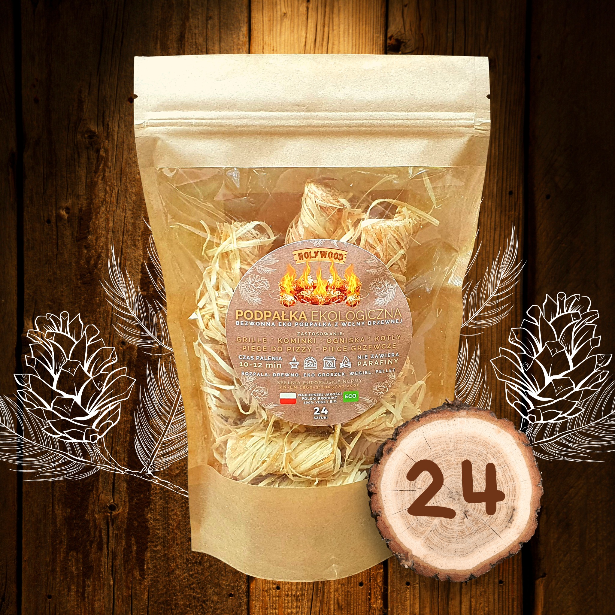 Ekologiczna podpałka do grilla, kominka, ogniska i kotła, zapakowana w przezroczysto-brązowe opakowanie, leżąca na tle drewnianych desek z dekoracyjnymi elementami graficznymi.