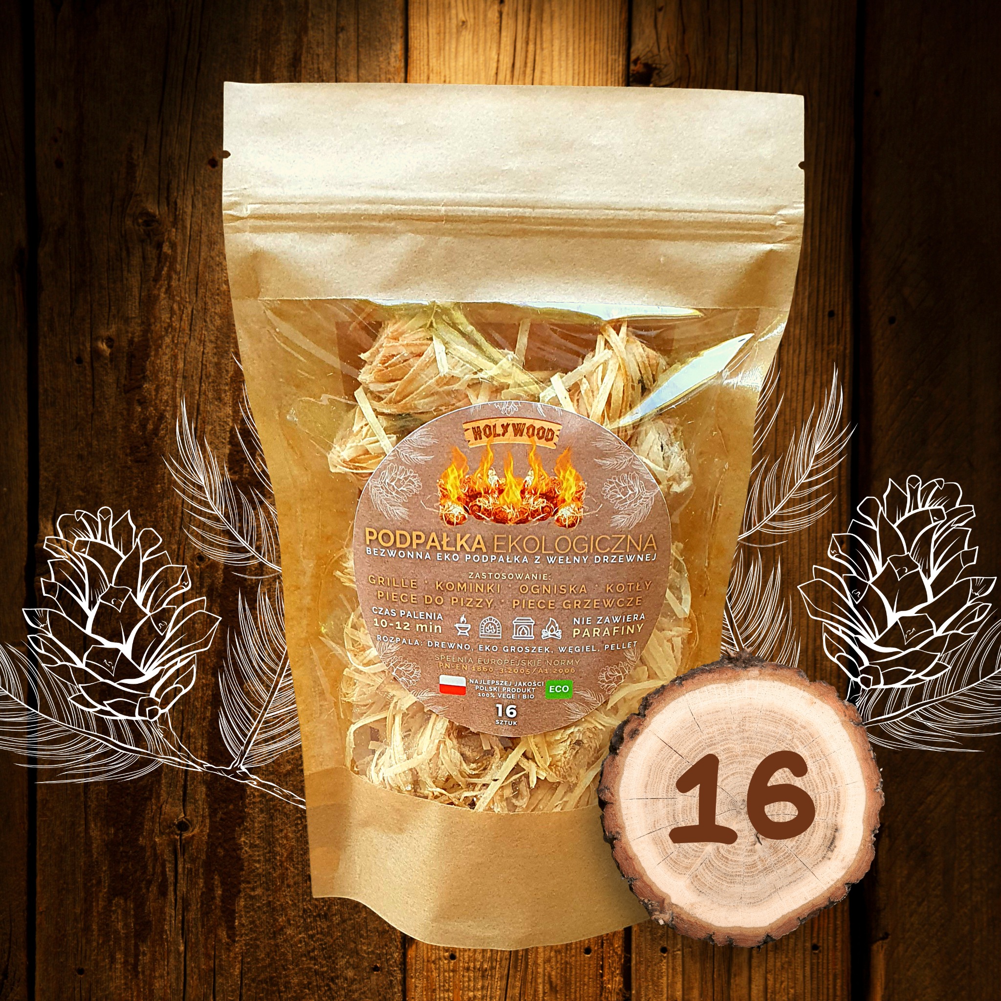 Ekologiczna podpałka do grilla, kominka i pieca w przezroczystym opakowaniu na tle drewnianych desek, ozdobiona rysunkami szyszek i gałązek, obok plaster drewna z napisem 16 sztuk.
