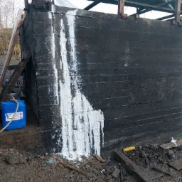 Doszczelnienie ścian żelbetowych w elektrowni wodnej. Iniekcja ciśnieniowa za pomocą pompy jednokomponentowej.