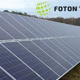 FotonTech Sp. z.o.o - Rozległa instalacja paneli fotowoltaicznych firmy Foton Tech na tle zieleni, Wrocław.
