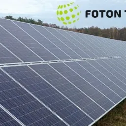 Rozległa instalacja paneli fotowoltaicznych firmy Foton Tech na tle zieleni, Wrocław.