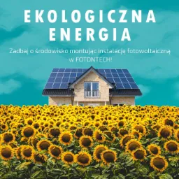 Dom jednorodzinny z panelami fotowoltaicznymi na dachu, otoczony polem słoneczników, z napisem 'Ekologiczna Energia. Zadbaj o środowisko montując instalację fotowoltaiczną w FOTONTECH!'