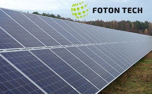 Rozległa instalacja paneli fotowoltaicznych firmy Foton Tech na tle zieleni, Wrocław.