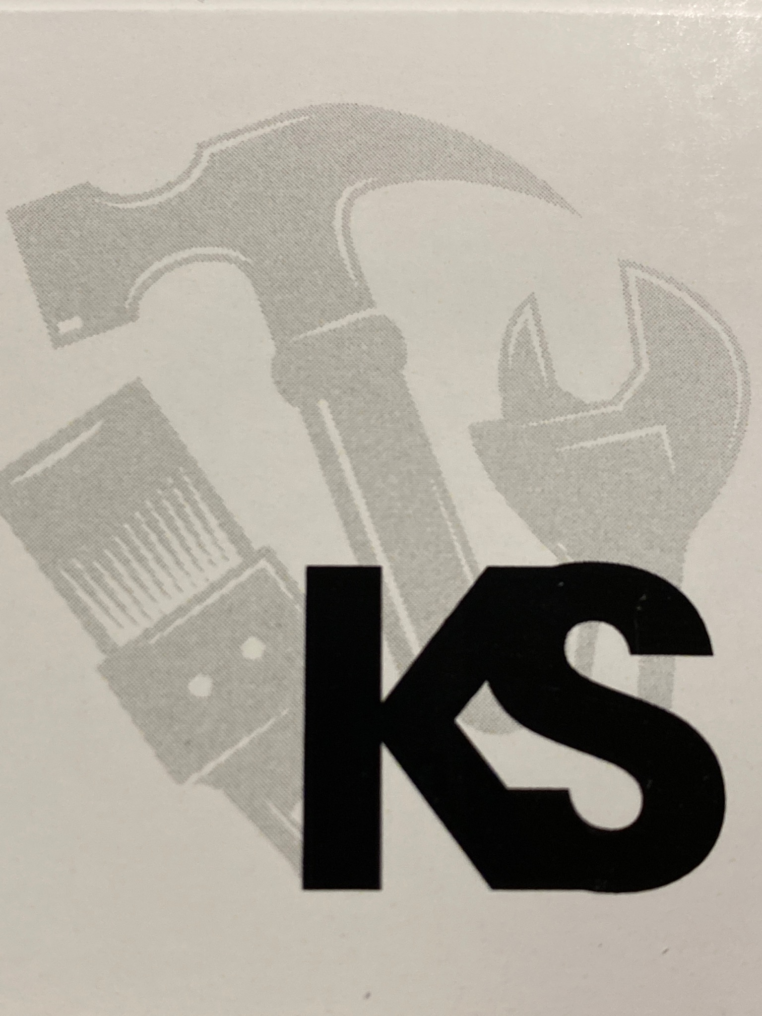 Logo firmy z narzędziami: młotek, klucz i pędzel malarski w tle, z czarnym napisem 'KS' na pierwszym planie.