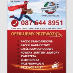 Grafika reklamowa firmy International Curiers Nowakowscy prezentująca kuriera w biegu z paczką na tle nieba, z informacjami o oferowanych usługach transportowych, numerem telefonu i adresem e-mail.