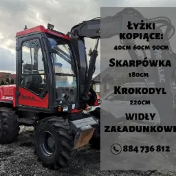 Czerwono-czarna koparka kołowa Mecalac z widocznymi oponami i kabiną operatora, prezentowana na żwirowym podłożu z tekstem reklamowym dotyczącym dostępnych łyżek i numerem telefonu nałożonym na obraz.