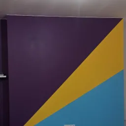 Pomieszczenie po malowaniu ściany w geometryczne wzory: fioletowy, żółty i niebieski, widoczny odkurzacz i gniazdko elektryczne.