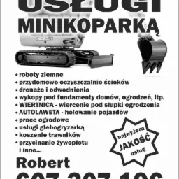 Czarno-biała reklama usług minikoparką, prezentująca maszynę JCB 8020CTS oraz listę oferowanych prac ziemnych, drenażowych, ogrodowych i innych.