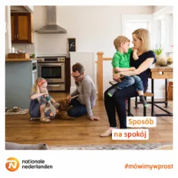 Rodzina w jasnym wnętrzu domu: matka trzyma synka na kolanach, ojciec bawi się z córką i psem na podłodze. Na pierwszym planie napis 'Sposób na spokój'.