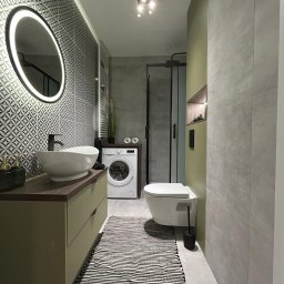 MA-KAL SP.Z.O.O. - Nowoczesna łazienka po remoncie w Łodzi: umywalka nablatowa, podświetlane lustro, wzorzyste płytki i pralka wkomponowana w aranżację. Minimalistyczny design.