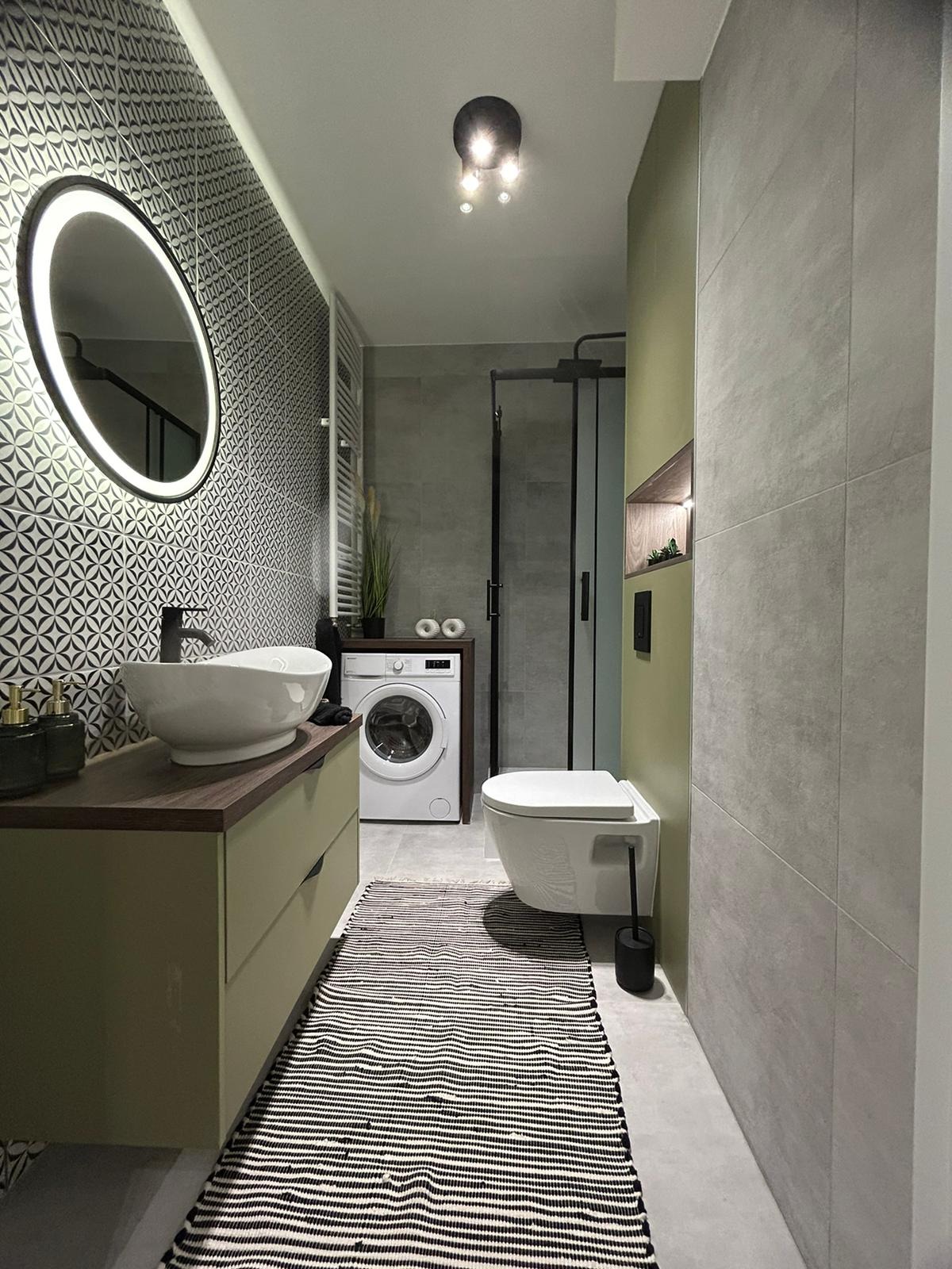 Nowoczesna łazienka po remoncie w Łodzi: umywalka nablatowa, podświetlane lustro, wzorzyste płytki i pralka wkomponowana w aranżację. Minimalistyczny design.