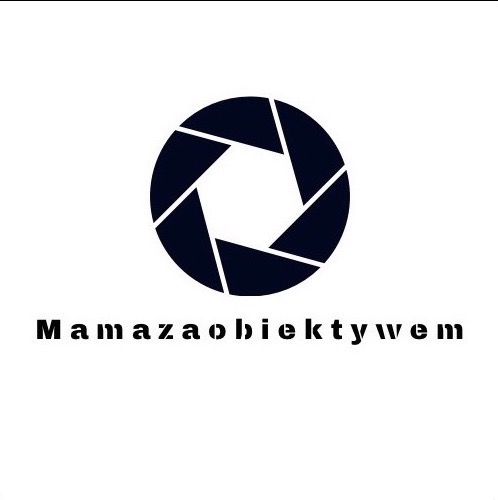Logo firmy fotograficznej 'Mamazaobiektywem' przedstawiające schemat przysłony obiektywu.