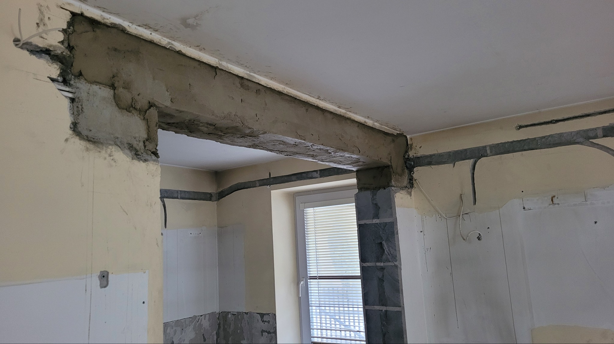 Wycięcie ściany nośnej techniką diamentową wraz z montażem belki stalowej z dwóch ceowników hutniczych C160.