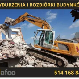 Żółta koparka Liebherr na gruzowisku po rozbiórce budynku, operator w kabinie, palety w tle, błękitne niebo.