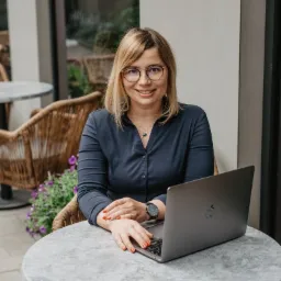 Przygotuję trafne teksty na stronę internetową, bloga. Poprowadzę fanpage na Facebooku, LinkedIn i Instagram :)