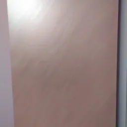 Ściana w pokoju po nałożeniu dekoracyjnej, metalicznej farby w odcieniach różu, z widoczną fakturą i odbiciem światła, listwa przypodłogowa oraz podłoga imitująca drewno.